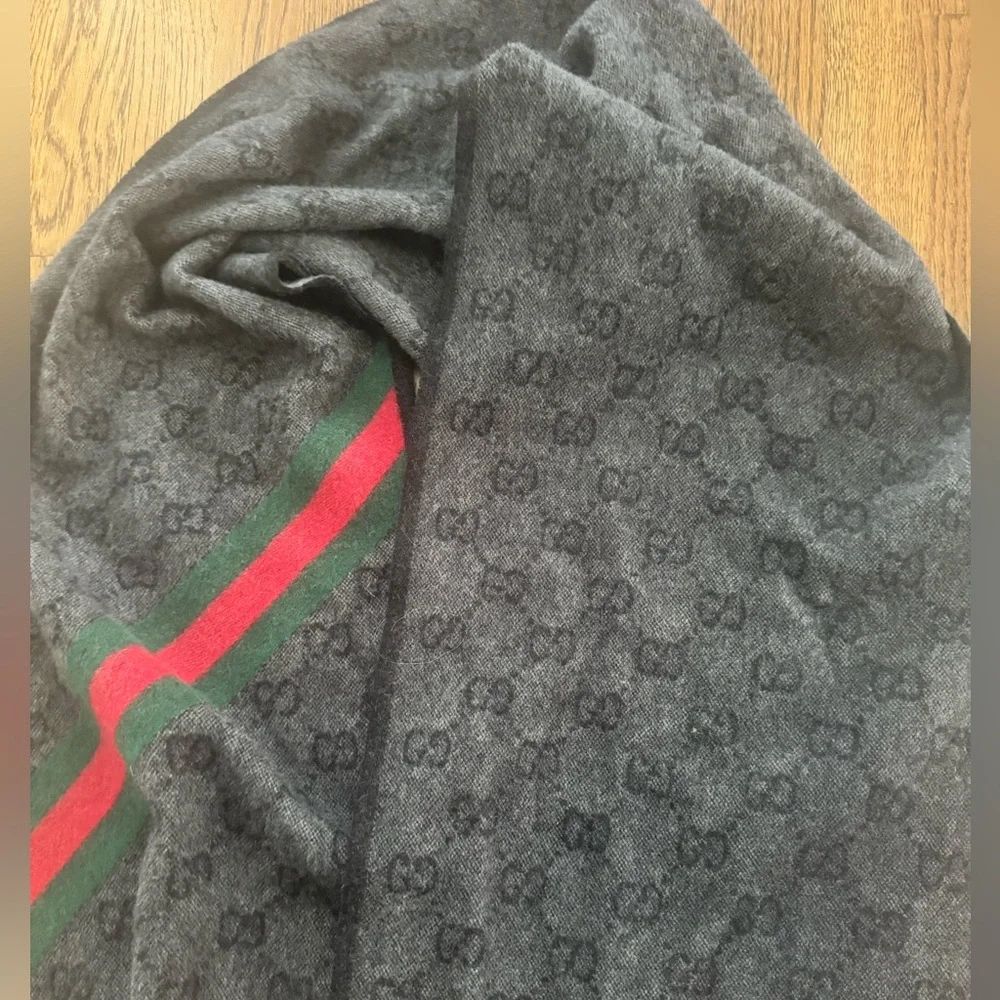 Gucci Dark Gray black nikky Lana Scarf Red and Green stripe Wrap winter luxury - Picture 3 of 7